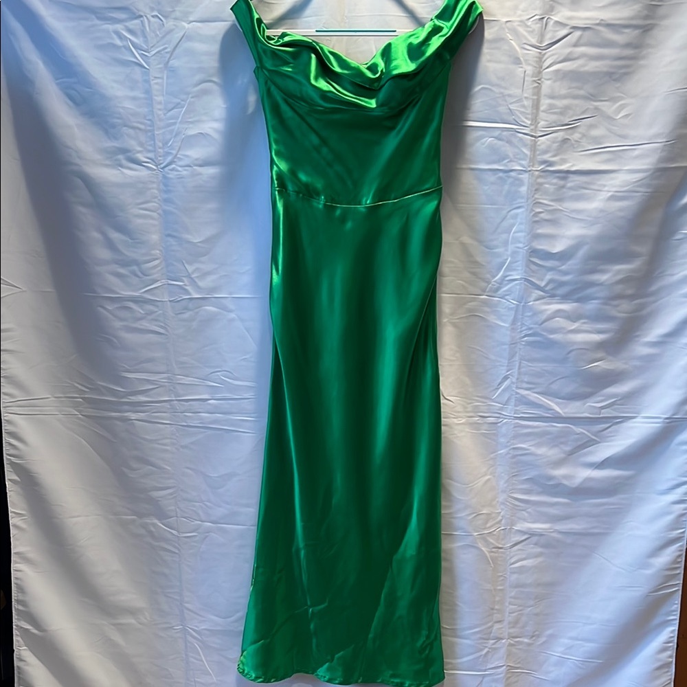 Celeb Brand Elegant Green Satin Gown Size 6 Straight Column dress